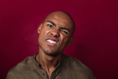 Yüz buruşturma gösterilen ciddi Afrika adam portresi kapatın