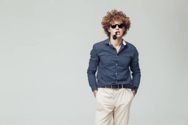 Retro yakışıklı gömlek giymiş