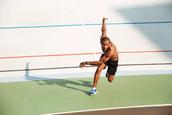 Po celé délce portrét nahé půlky motivované sportovec — Stock fotografie