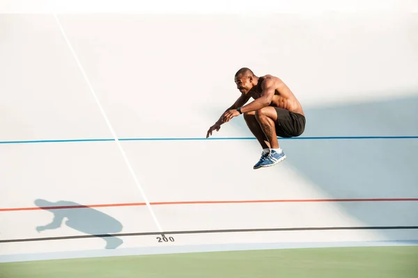 Retrato de comprimento total de um esportista africano em forma seminua — Fotografia de Stock