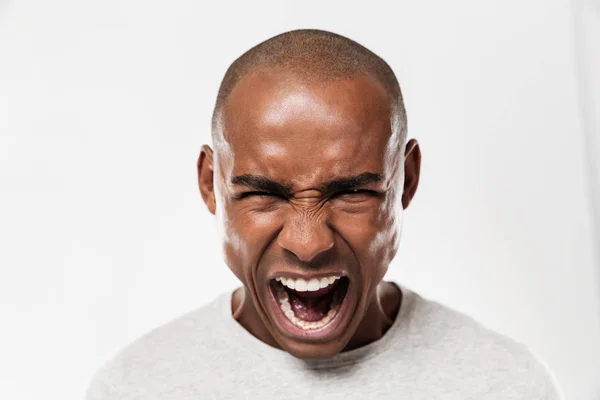 Emocjonalne, krzyczący młody człowiek Afryki — Zdjęcie stockowe