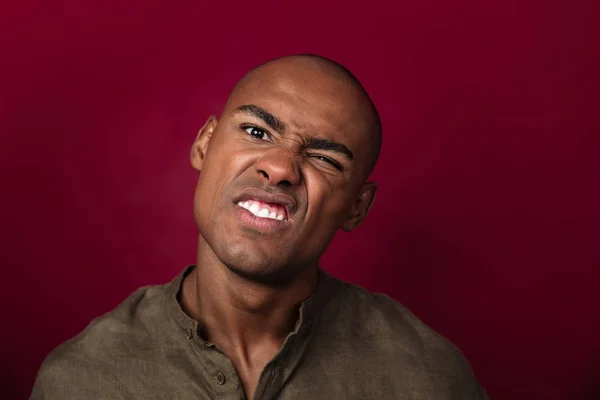 Primer plano retrato de un hombre africano serio mostrando mueca — Foto de Stock