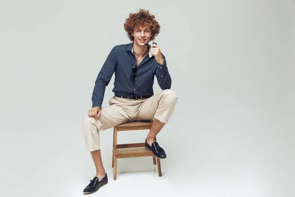 Hombre retro positivo vestido con camisa sentado y posando — Foto de Stock