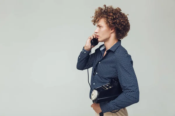 Snygg retro man med telefon i händer. — Stockfoto