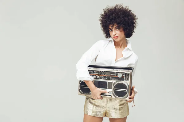 Pěkně retro žena hospodářství boombox. — Stock fotografie