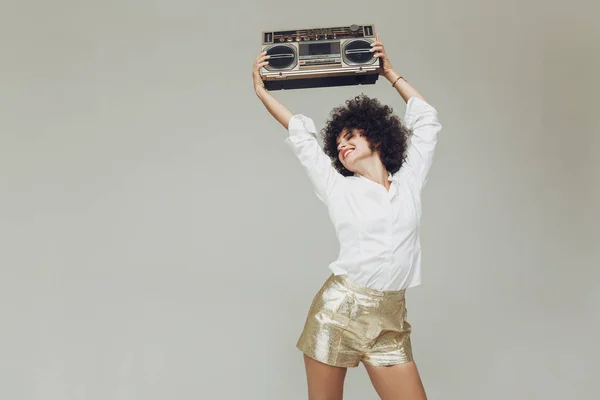 Emocional mujer retro vestida con camisa sosteniendo boombox . —  Fotos de Stock