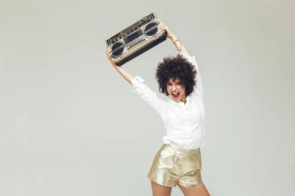 Emotionale Retro-Frau im Hemd mit Boombox. — Stockfoto