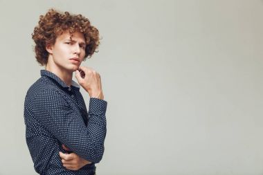 Ciddi retro adam izole poz. Görünümlü kamera.