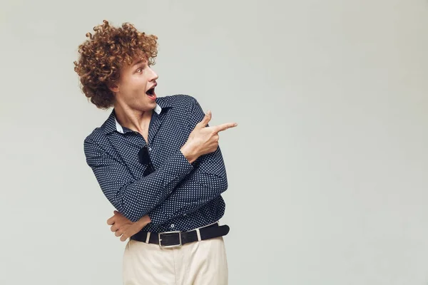 Homme rétro habillé en chemise debout et posant — Photo