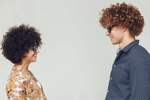 Jonge retro liefdevolle paar poseren geïsoleerd. Kijken naar elkaar. — Stockfoto