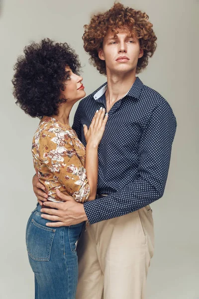 Ciddi retro izole çift ayakta sevgi dolu