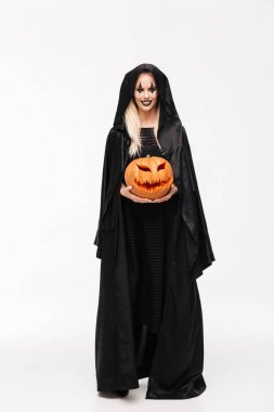 Gülümseyen bir sarışın kadın portresi tam uzunlukta