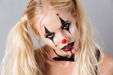 Yakın çekim portre gizem halloween sarışın kadından makyaj