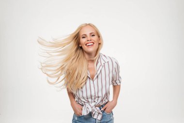 Bir gömlek gülümseyen bir neşeli kadın portresi