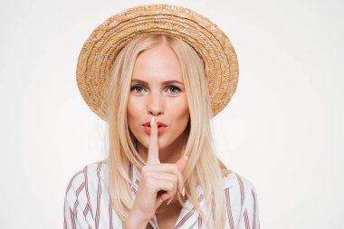 Yaz şapka çekici genç bir kadın portresi