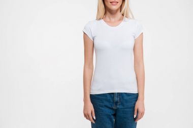 T-shirt ve jeans içinde bir sarışın kadın Resim kırpılmış