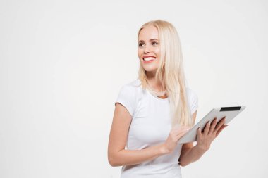 Tablet bilgisayar tutan mutlu gülümseyen sarışın kadın portresi