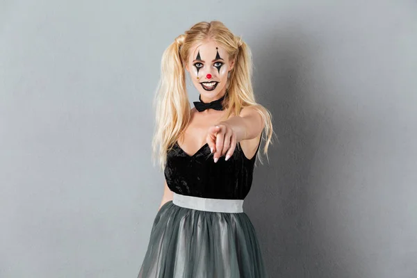 Porträtt av en glada blond kvinna i halloween clown smink — Stockfoto