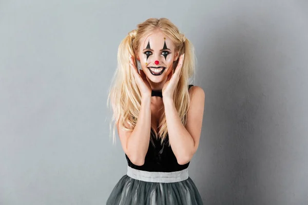 Retrato de una mujer rubia feliz en maquillaje de payaso de Halloween —  Fotos de Stock