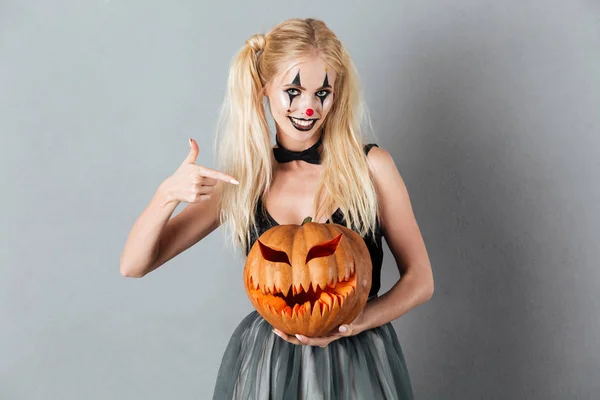 Femme blonde souriante dans le maquillage de clown d'Halloween — Photo