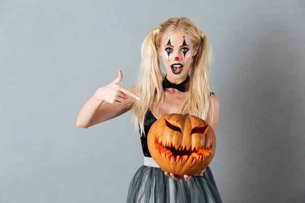 Upphetsad blond kvinna i halloween clown smink — Stockfoto