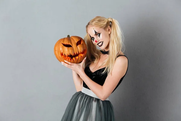 Feliz alegre rubia mujer en halloween payaso maquillaje —  Fotos de Stock