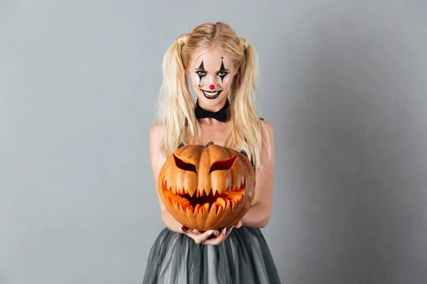 Ler blond kvinna i halloween clown smink — Stockfoto