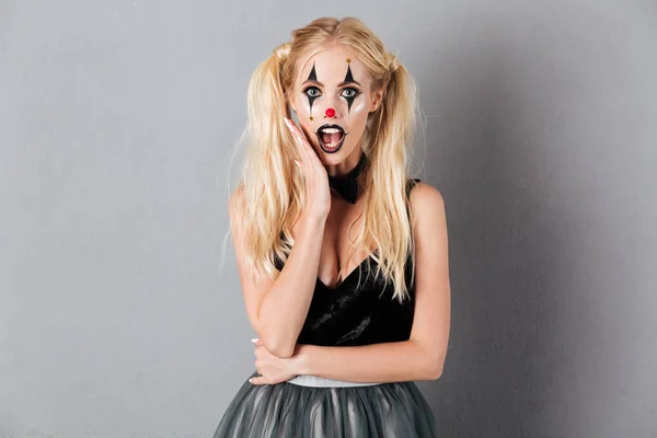 Retrato de uma mulher loira assustada em halloween palhaço make-up — Fotografia de Stock