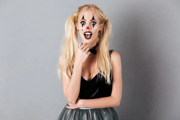 Porträtt av en förvånad Upphetsad blond kvinna i halloween — Stockfoto
