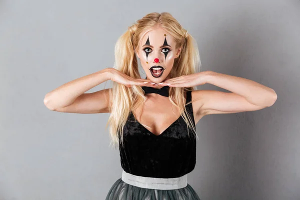 Mladá blond žena v halloween tvoří držela ji za ruku — Stock fotografie