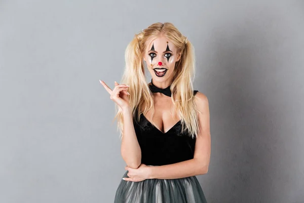 Mujer rubia feliz en Halloween maquillar tener idea — Foto de Stock