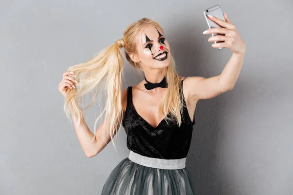 Retrato de una mujer rubia sonriente en Halloween —  Fotos de Stock