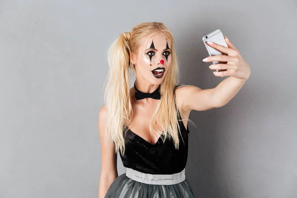 Porträtt av en vacker blond kvinna i halloween clown smink — Stockfoto