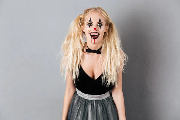 Porträtt av en galen skrattar blond kvinna i halloween — Stockfoto
