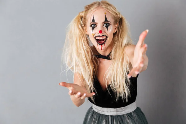 Šťastné blond žena v halloween make-upu rozšiřuje její ruce — Stock fotografie