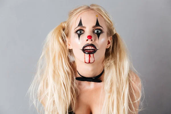 Gros plan portrait de femme blonde mystique dans le maquillage d'Halloween — Photo
