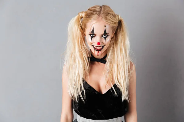 Usměvavá blondýnka v halloween make-upu při pohledu na fotoaparát — Stock fotografie