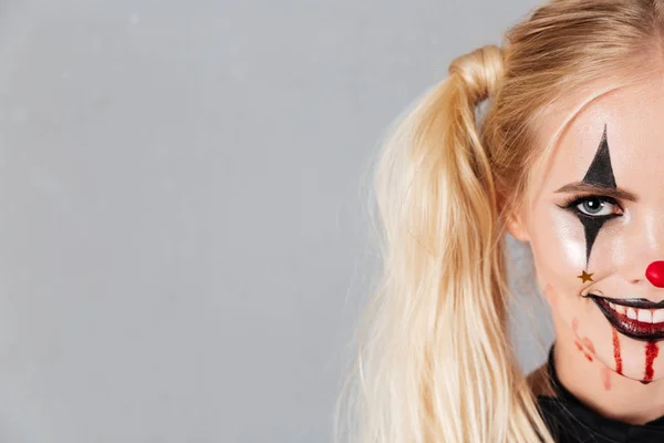 Polovinu tváře portrét se usměvavý blond žena v halloween — Stock fotografie