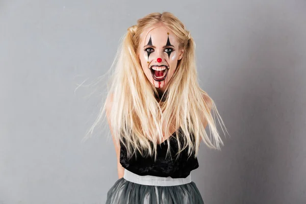 Skrämmande skrikande blond kvinna i halloween smink — Stockfoto