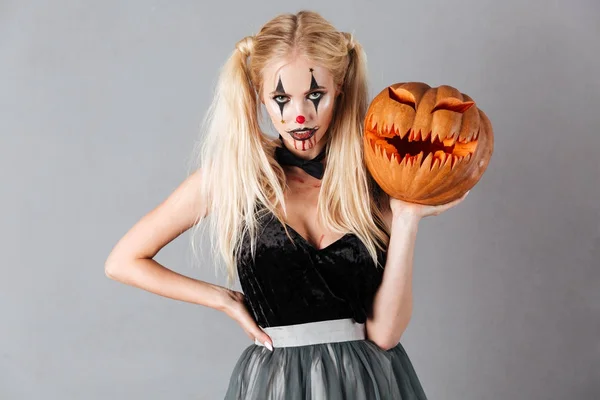 Atrakcyjny blond kobieta w halloween makijaż pajac — Zdjęcie stockowe