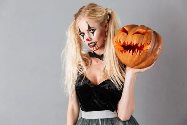 Unga blonda kvinnan i halloween clown smink — Stockfoto