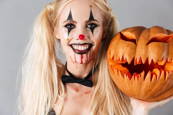 Närbild av en blond kvinna i halloween clown smink — Stockfoto