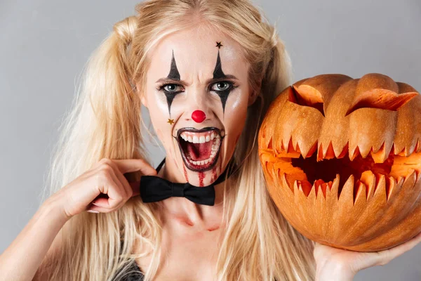 Farliga galen blond kvinna i halloween clown smink — Stockfoto