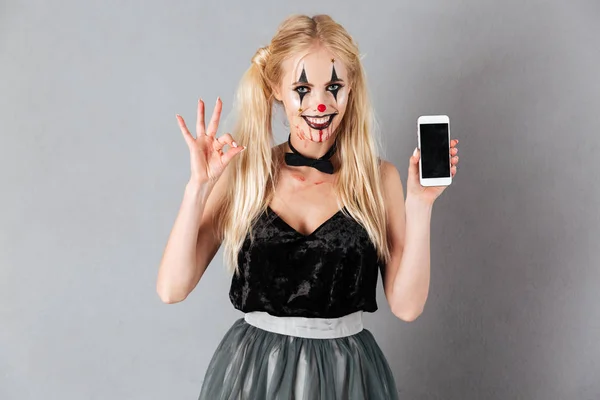 Portrait d'une femme blonde souriante heureuse à Halloween — Photo