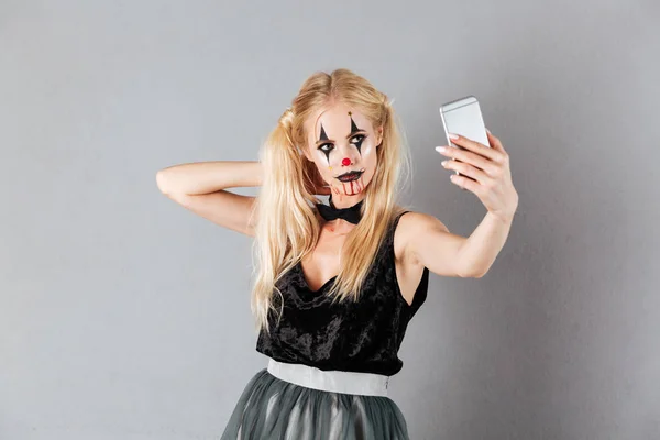 Vacker blond kvinna i halloween utgör att göra selfie — Stockfoto