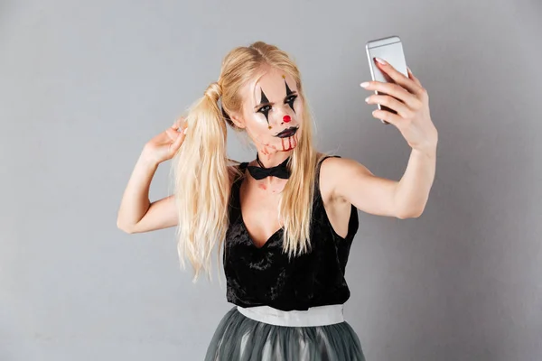 Retrato de mulher loira em halloween compõem fazer selfie — Fotografia de Stock