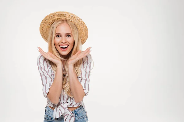 Portrait d'une heureuse femme blonde gaie en chapeau d'été — Photo