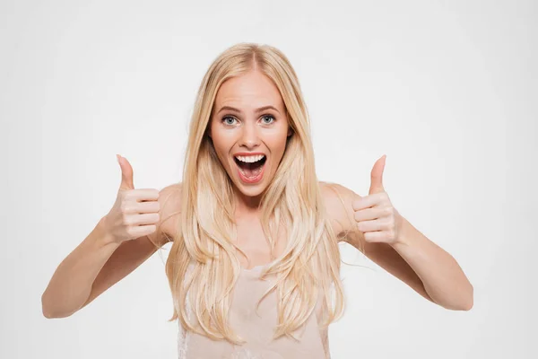 Retrato de uma mulher feliz animado mostrando polegares para cima — Fotografia de Stock