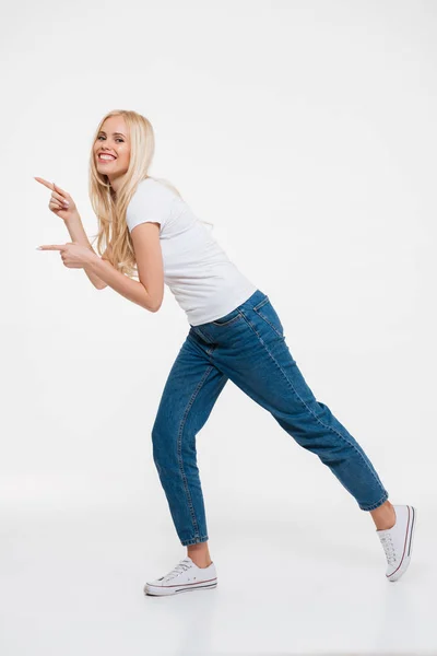Retrato de larga duración de una mujer rubia feliz en jeans — Foto de Stock