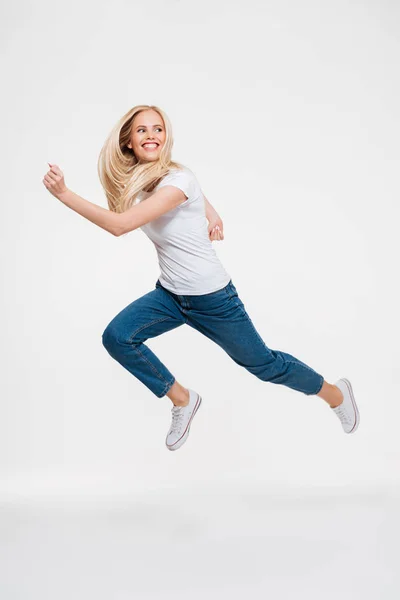 Tam uzunlukta atlama mutlu ve heyecanlı bir kadın portresi — Stok fotoğraf